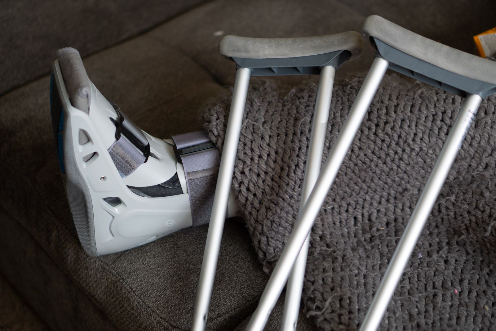 Offloading foot wounds: an orthopedic offloading boot and crutches at home